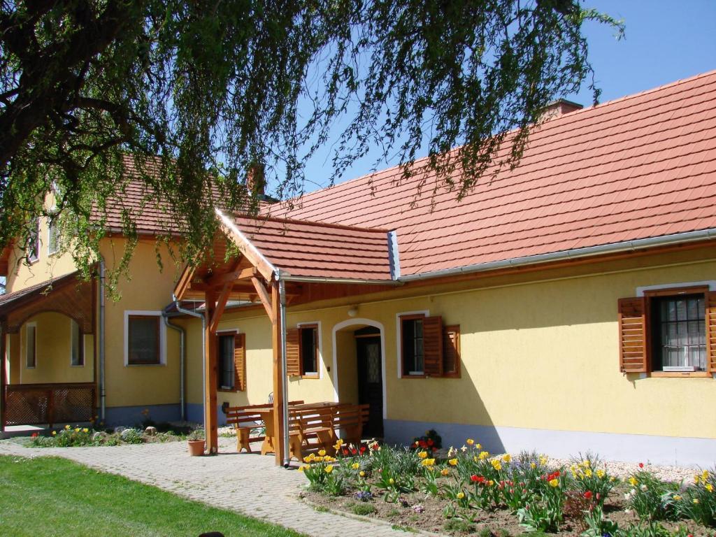 Benko Vendeghaz Hotel Kiskutas Exterior photo
