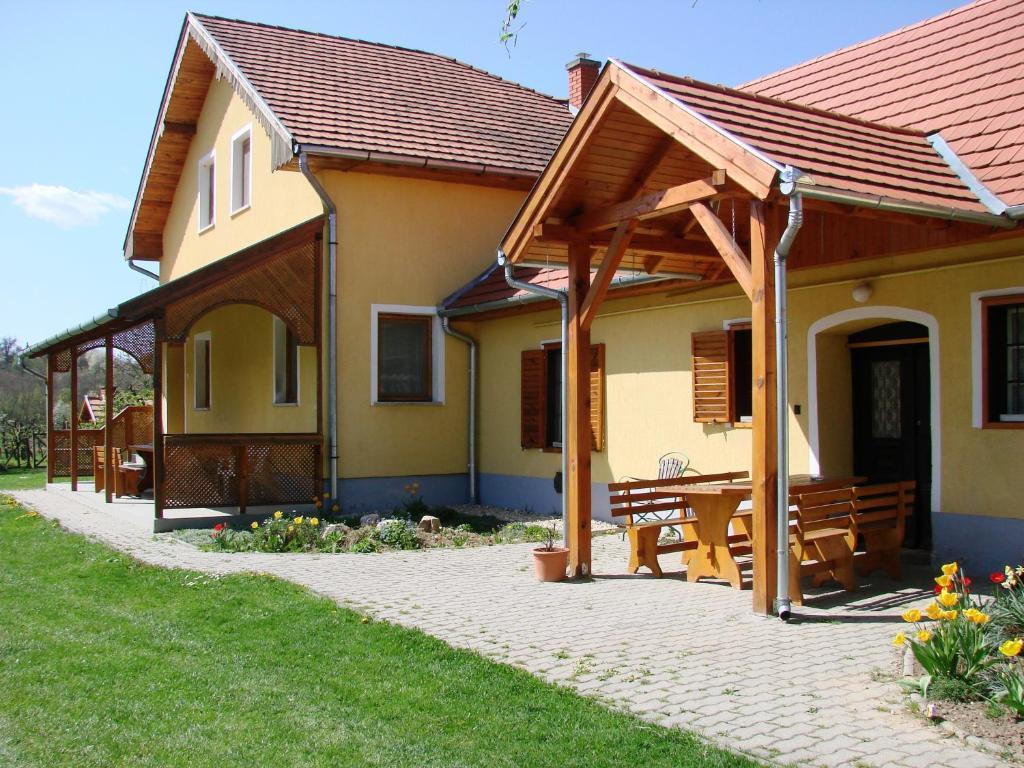 Benko Vendeghaz Hotel Kiskutas Exterior photo