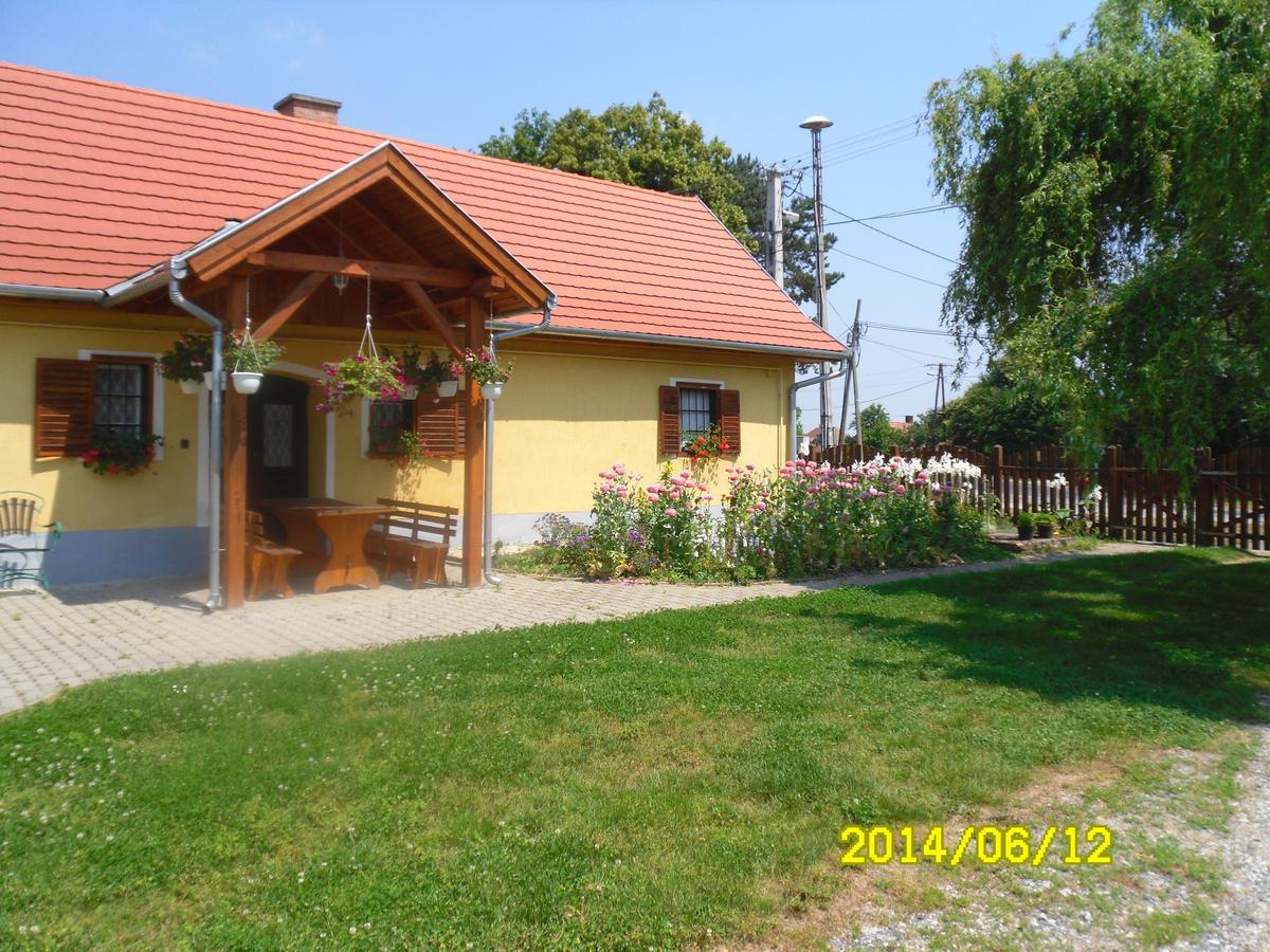 Benko Vendeghaz Hotel Kiskutas Exterior photo